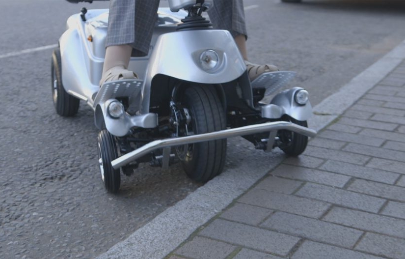 A front shot of the Quingo Plus handling a kerb